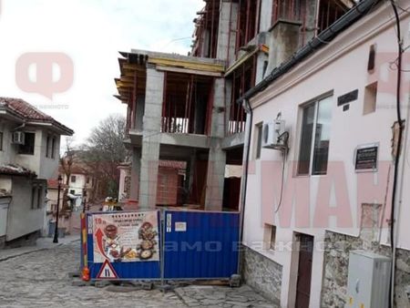 Скандал! Бетон изяде тротоара на улица в Пловдив