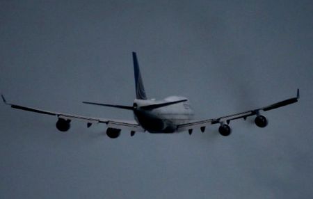 Буря над София! Пренасочиха самолет за Варна заради лошото време
