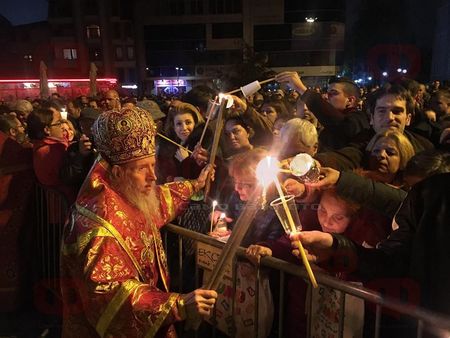 Христос Воскресе! Хиляди бургазлии се стекоха към площад "Св.Св.Кирил и Методий", за да посрещнат Великден