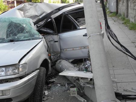 Трагедия навръх Великден край Варна: Кола се заби в стълб, шофьорът загина