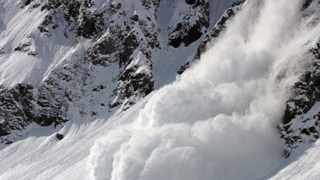 Лавина в швейцарските Алпи уби четирима скиори