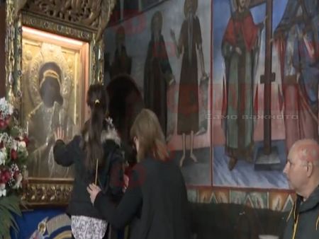 Чудодейната икона на Света Богородица помага на вярващите, стотици българи й се поклониха