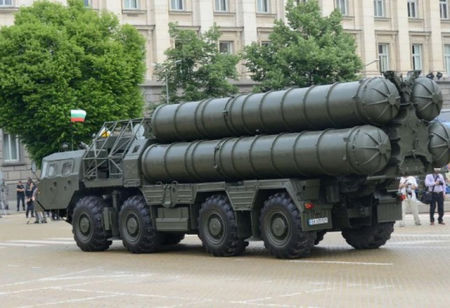 Внимание! Военни колони с танкове и ракети потеглят към София