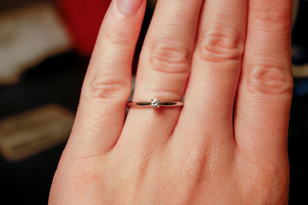 Претенциозна жена унижи жестоко годеника си, след като научи колко струва пръстенът й