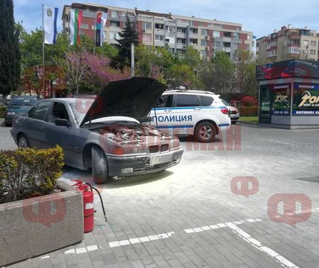 Първо във Флагман.бг: БМВ пламна като факла пред мола, млад шофьор едва се спаси