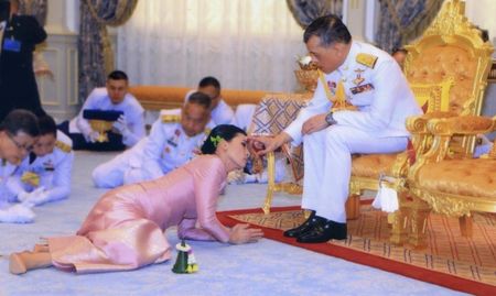 Кралят на Тайланд се ожени за бодигарда си