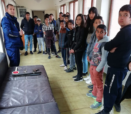 Ученици от Кошарица се запознаха отблизо с работата на полицията