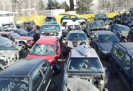 Автоджамбази изнасят хиляди бракувани коли на Изток
