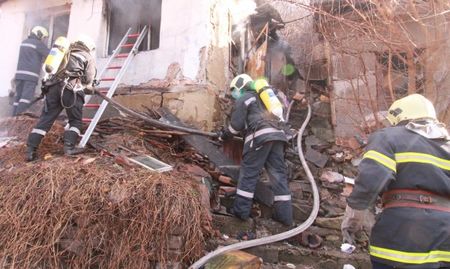Две къщи горяха във Варна, жена е обгазена