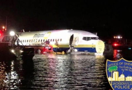 Boeing 737 със 140 души на борда падна в река във Флорида