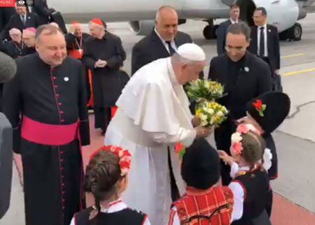 Папата вече е в България, ето как го посрещнахме