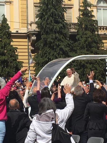 Папа Франциск започна обиколката си с папамобила