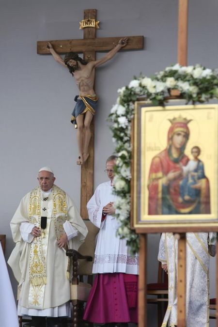Папа Франциск получи копие от иконата на Св. Богородица от Несебър