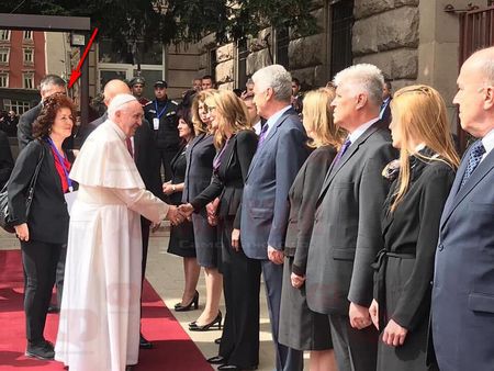 Коя е жената до папа Франциск с пазарска чанта и прилепнал черен клин