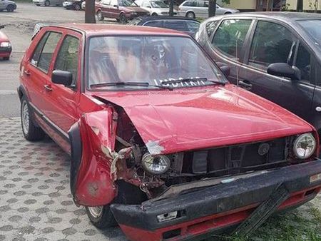 Лудака с тунингован Голф помлял мъртво пиян две коли в бургаския ж.к."Изгрев"