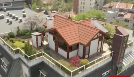 Архитектурно чудо! Къща с двор и асансьор се озова на покрива на столична кооперация