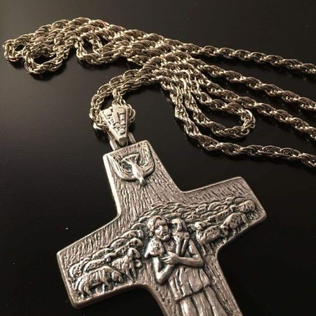 Какво символизира кръстът на гърдите на папа Франциск и как българите съзряха в него Сатаната