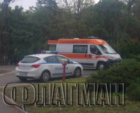 Бус се блъсна в стълб на "Карловско шосе" в Пловдив, двама са в болница