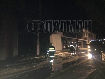 Изгоря напълно мебелен магазин в жк Славейков. Три пожарни предотвратиха щети за милиони левове (ОБНОВЕНА)