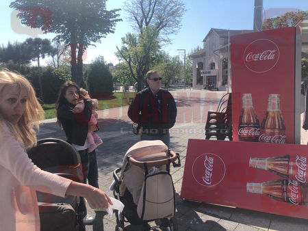 Метална реклама се срути върху майка с количка в центъра на Бургас