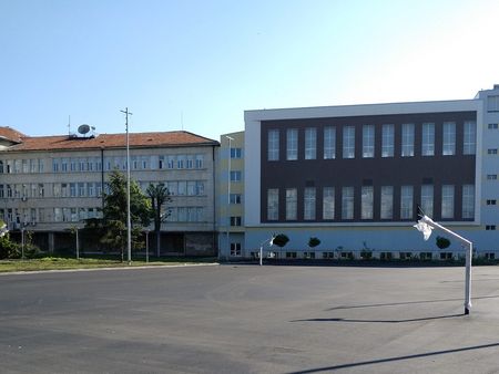 Легендарният двор на Математическата гимназия в Бургас - напълно обновен до края на май