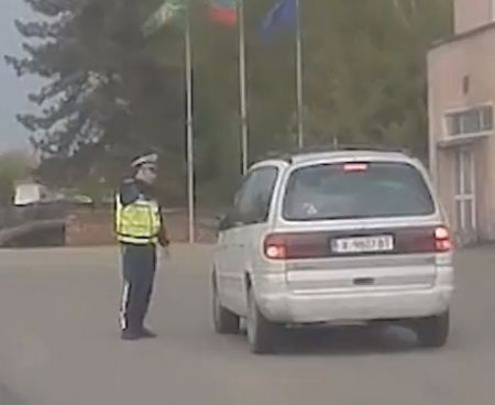 Шокиращо! Пътни полицаи козируват на абсолютен джигит