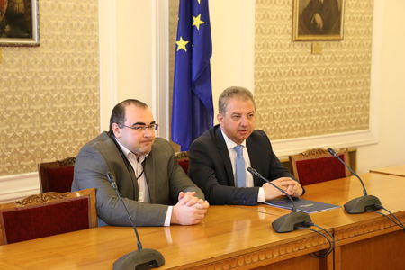 Борис Ячев и студенти разговаряха в Парламента за антикорупционното законодателство