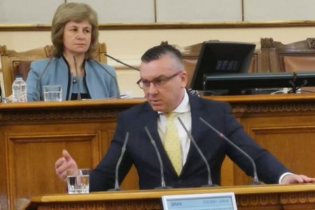 Депутатът Димитър Бойчев похвали IT гимназията в Бургас, пита просветния министър дали моделът се прилага и другаде