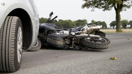 Голяма трагедия на пътя! 33-годишен моторист се заби в дърво, загина на място