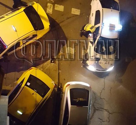 На косъм от трагедия! Таксита се помляха на кръстовище в Бургас, за малко не се врязаха в кооперация