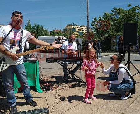 Благотворителен концерт за Цвети се проведе на пл."Тройката" в Бургас