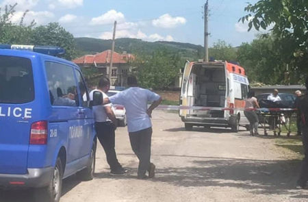 Ужас в Сливенско! Мъж застреля жена си и съсед, после се самоуби