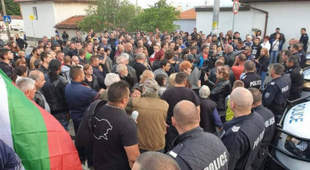 Напрежението в Кърнаре ескалира! Протестиращи тръгнаха към ромската махала