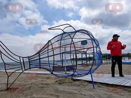 Добрият пример! Поставиха уникална арт инсталация за събиране на пластмасови отпадъци на плажа в Крайморие