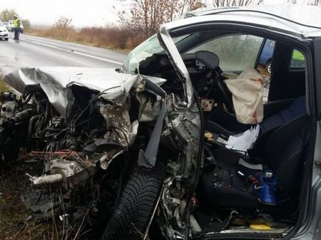 Извънредно! Тежка катастрофа край Иракли, 35-годишен шофьор заби Форда си в дърво