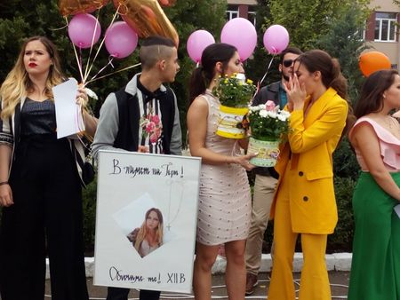 Абитуриентите от Руската гимназия в Бургас почетоха паметта на съученичката си Гери, неуспяла да доживее завършването си
