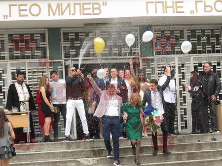 С шампанско и "Черна панамера" изпратиха абитуриентите на Английската гимназия в Бургас