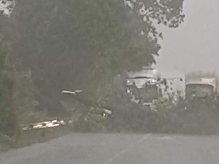 Ад на магистрала „Тракия“: Градушка удари аутобана, по пътя падат дървета