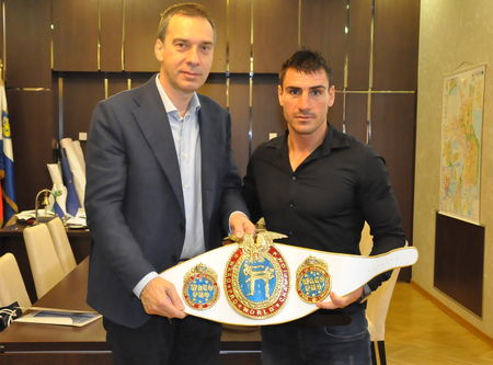 Кметът Димитър Николов поздрави Атанас Божилов за световната му титла по кикбокс