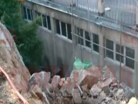 60-тонна скала надвисна над училище в Пловдив