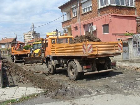 Тежки машини навлязоха в Карнобат, започна ударен ремонт на още пет улици в града