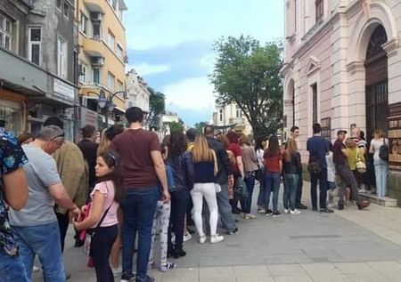 Уникално! Огромна опашка за посещение в музей се изви на бул."Алеко Богориди"