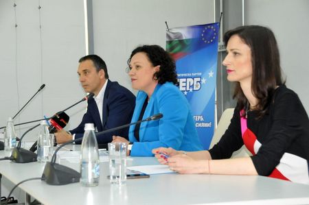 Мария Габриел в Бургас: Фалшивите новини докосват емоциите и рушат доверието между обществото и институциите