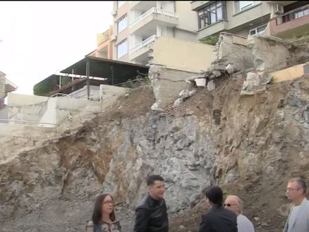 Задължават строителна фирма, разкопала скалите до морето в Созопол, да укрепи брега