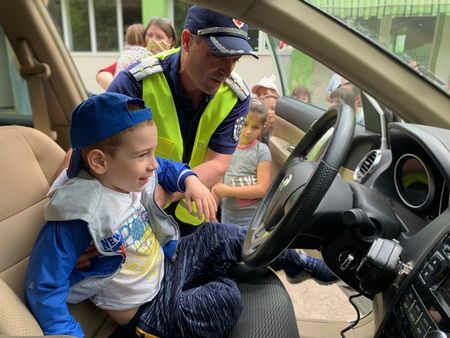 200 малчугани от Детска градина „Брезичка” в Бургас посрещнаха полицаи в класната стая