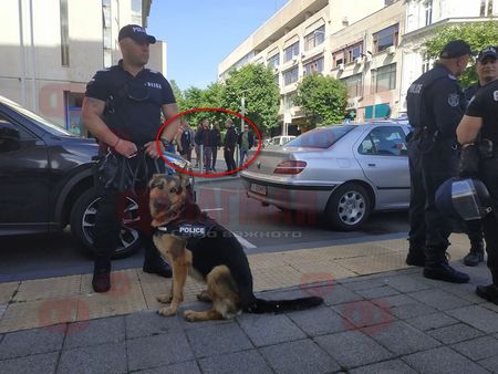 Оформи се контрапротест на мускулести мъже с голи глави пред кметството на Бургас