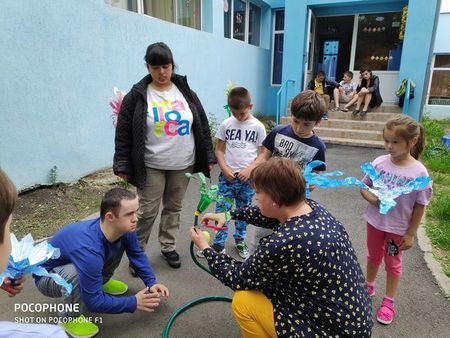 Уникални цветя изработиха бургаски деца