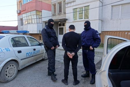 Екшън в "Меден рудник": Полицаи щурмуваха апартамента на 34-годишния Живко, закопчаха го с дрога