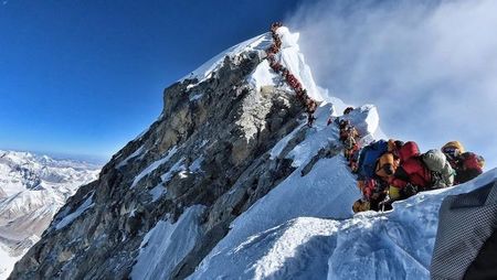Стотици чакаха часове в задръстване под Еверест, двама умряха на връщане