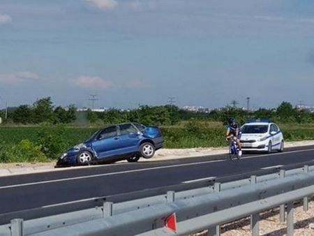 Лек автомобил се озова в канавката след каскада край Пловдив